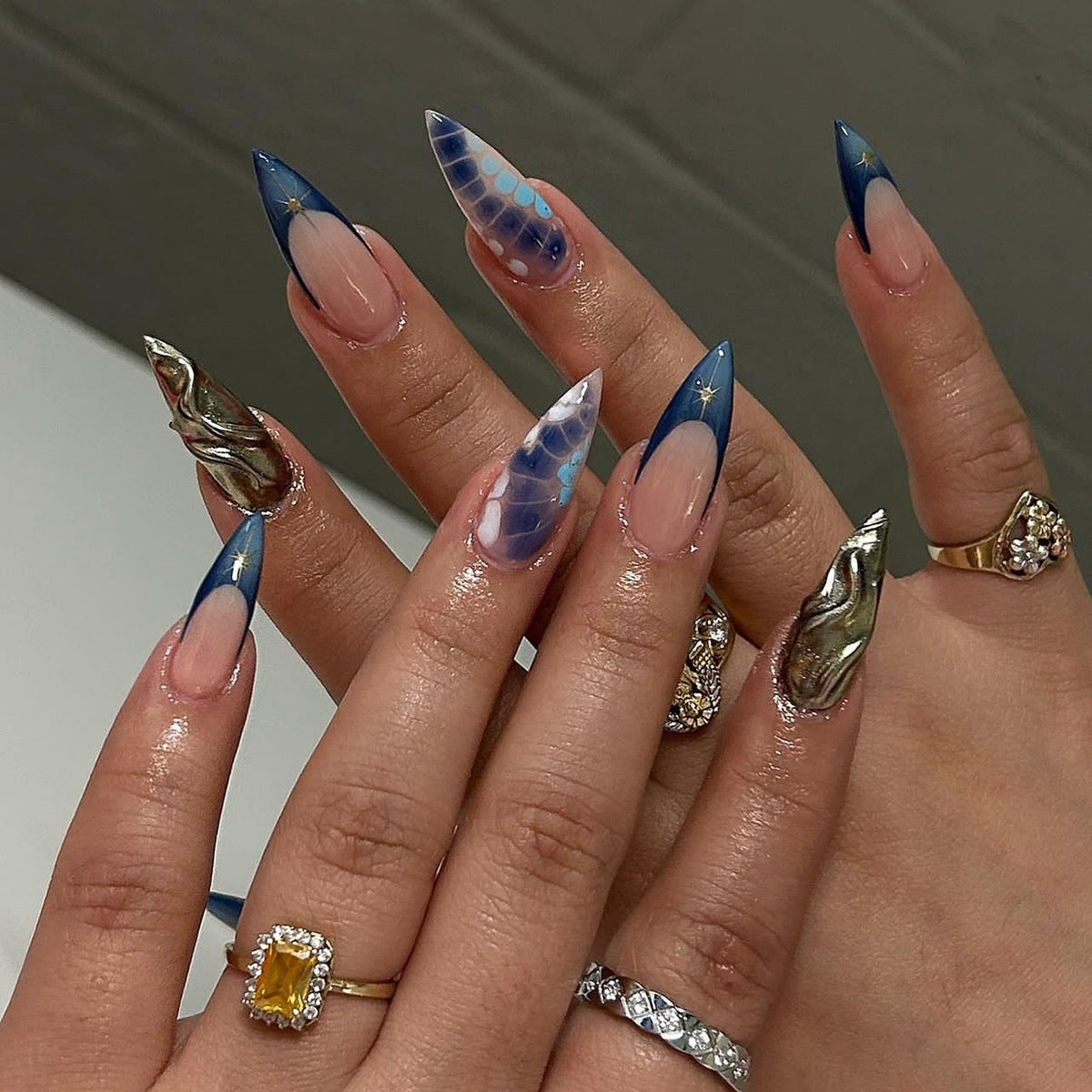 3D golden press on nail French crocodile pattern nail art short style almond gradient blurred fake nails -24 pcs & nail tools included